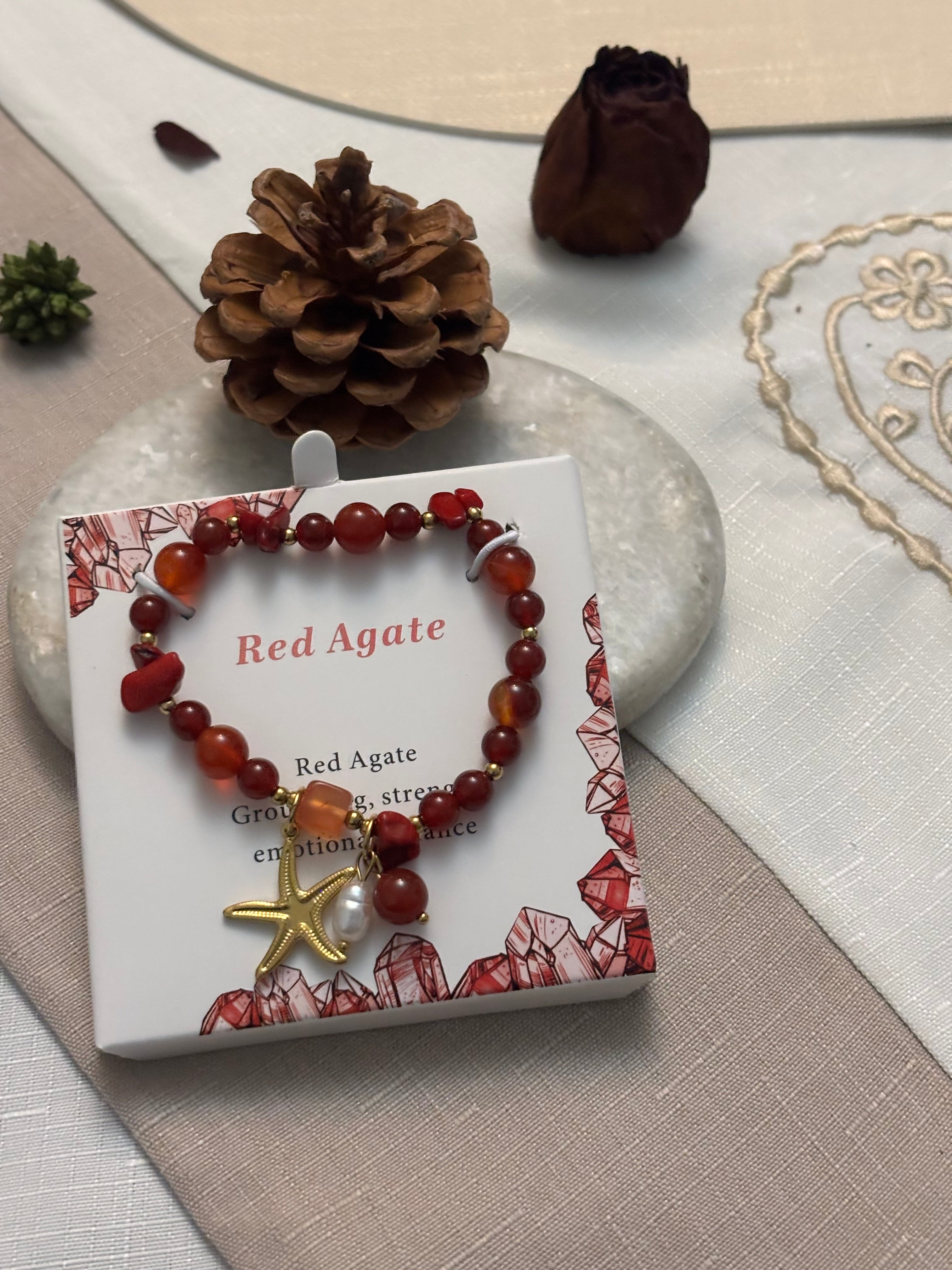 Bracelet en Pierre Agate Rouge avec Charmes Dorés