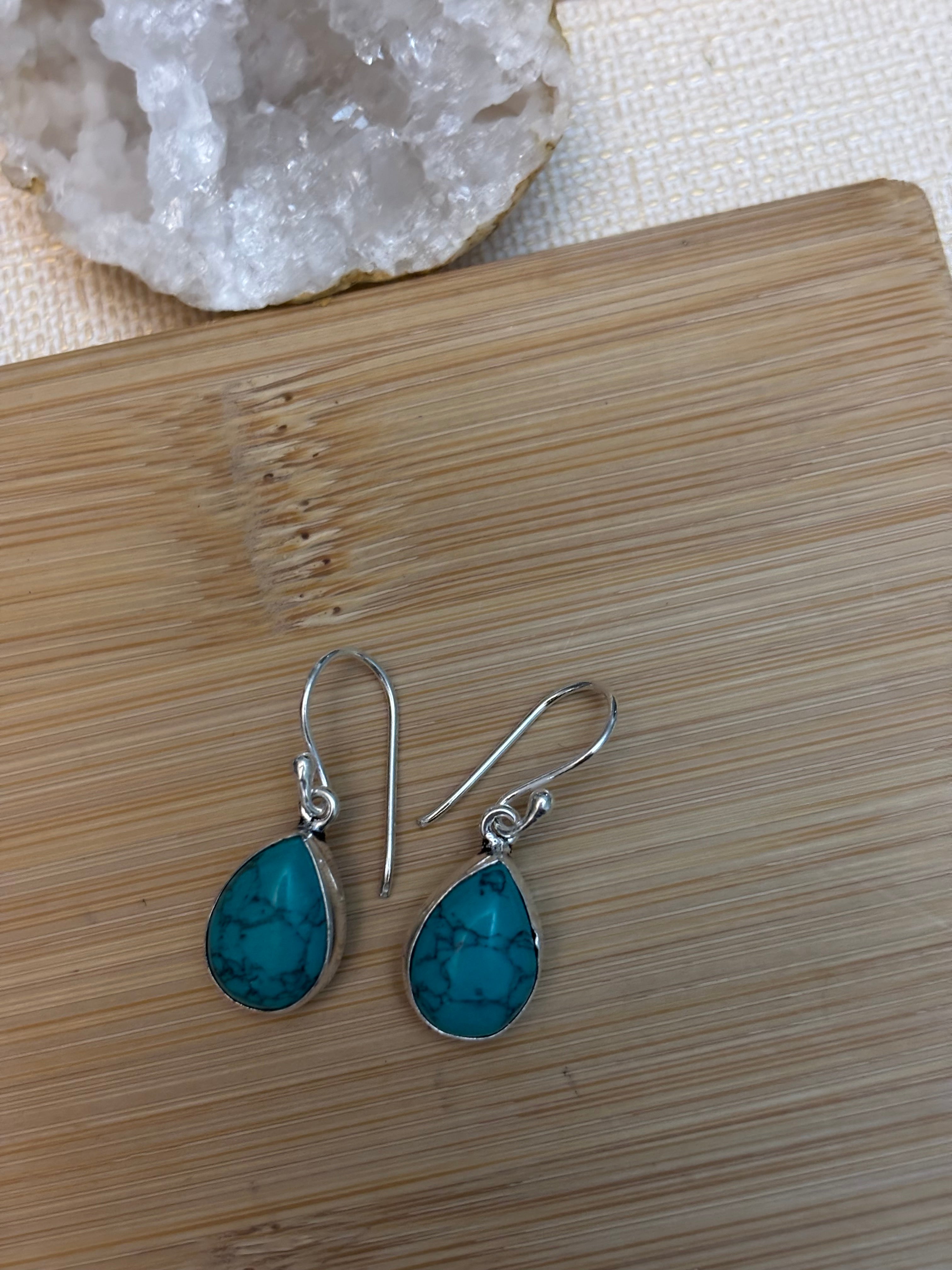 Boucle d’oreille en Howilte turquoise