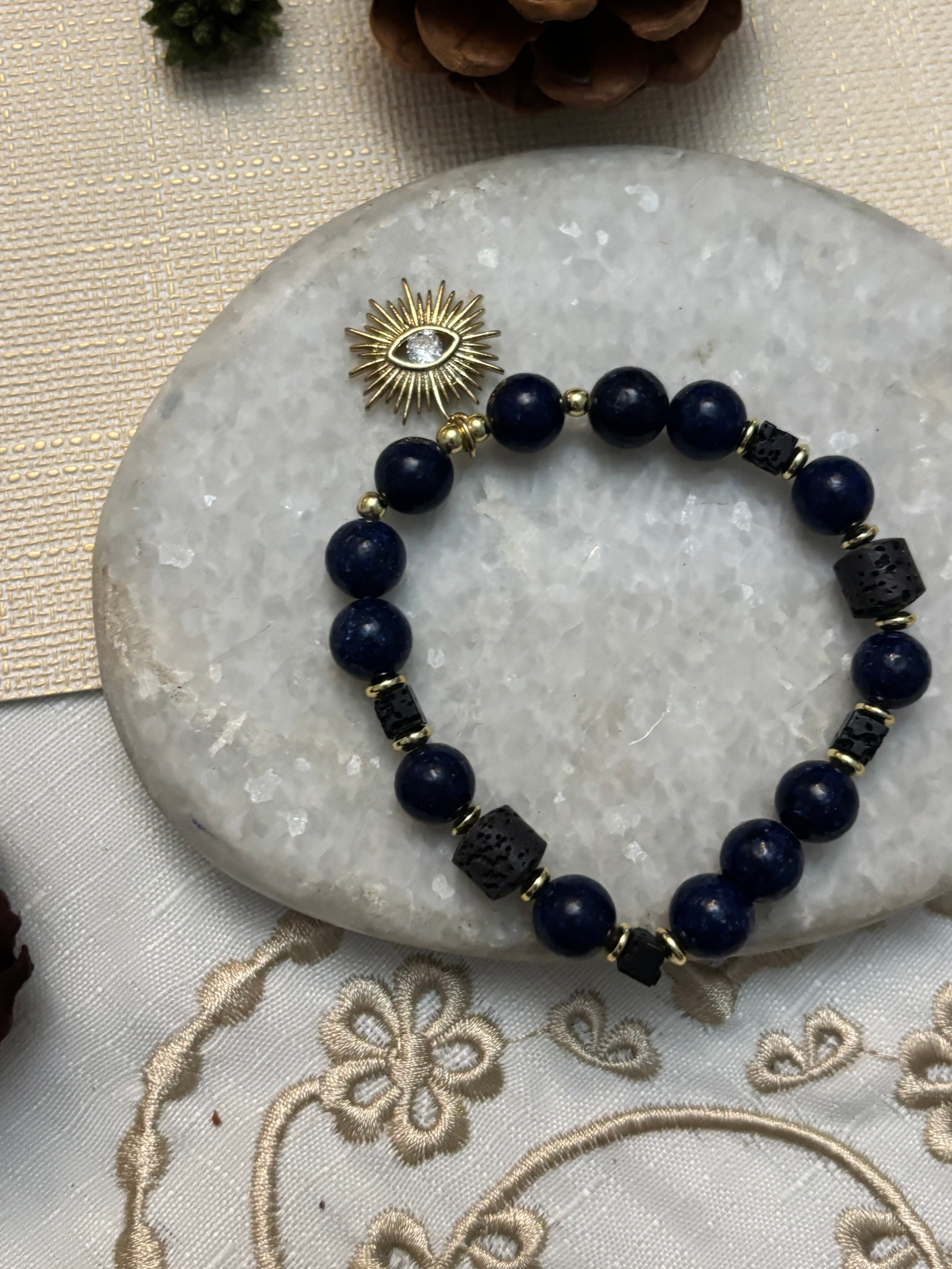 Bracelet en Pierre Onyx avec Charme Doré