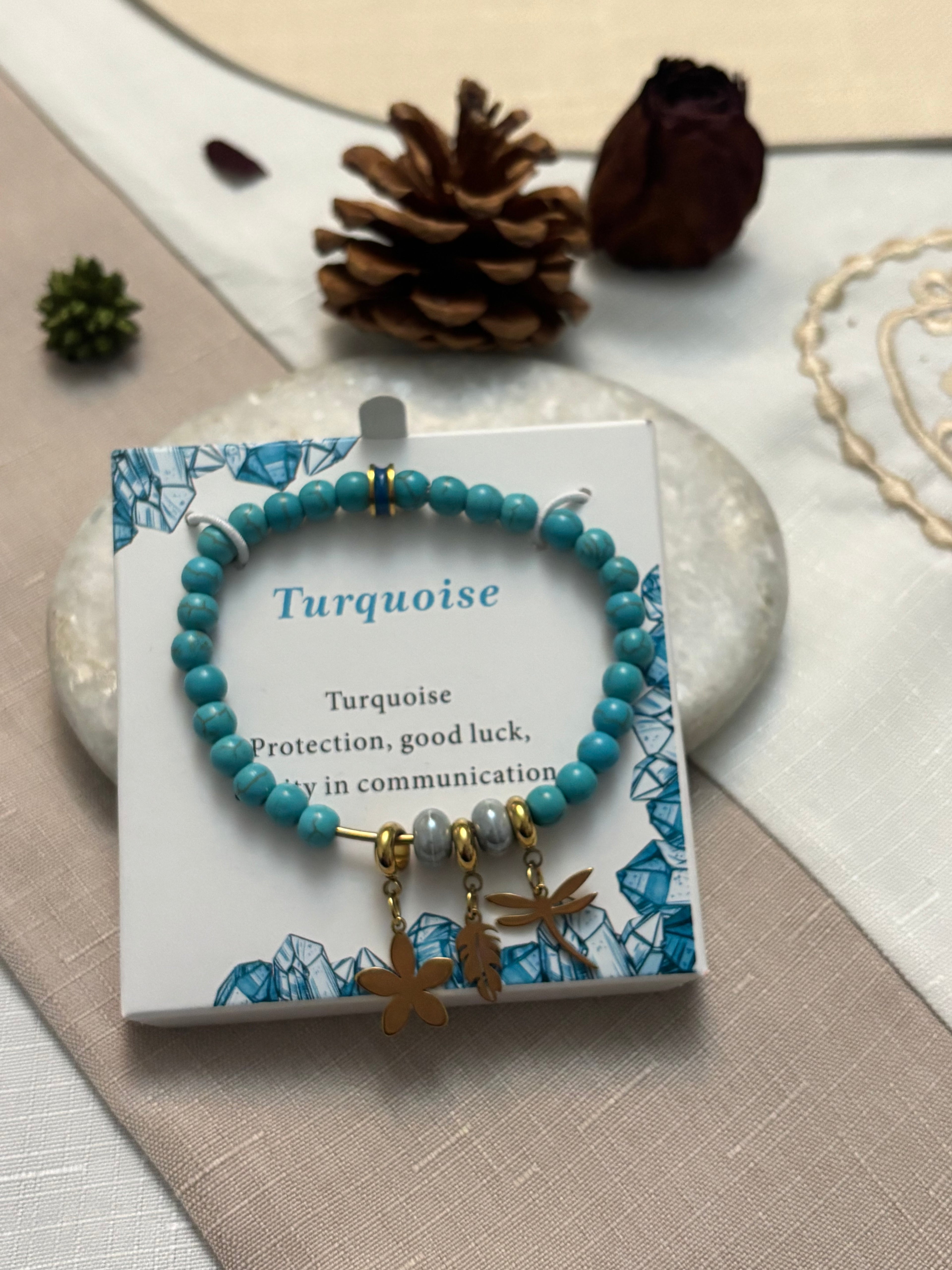 Bracelet en Howlite Turquoise Élastique avec Charme Doré