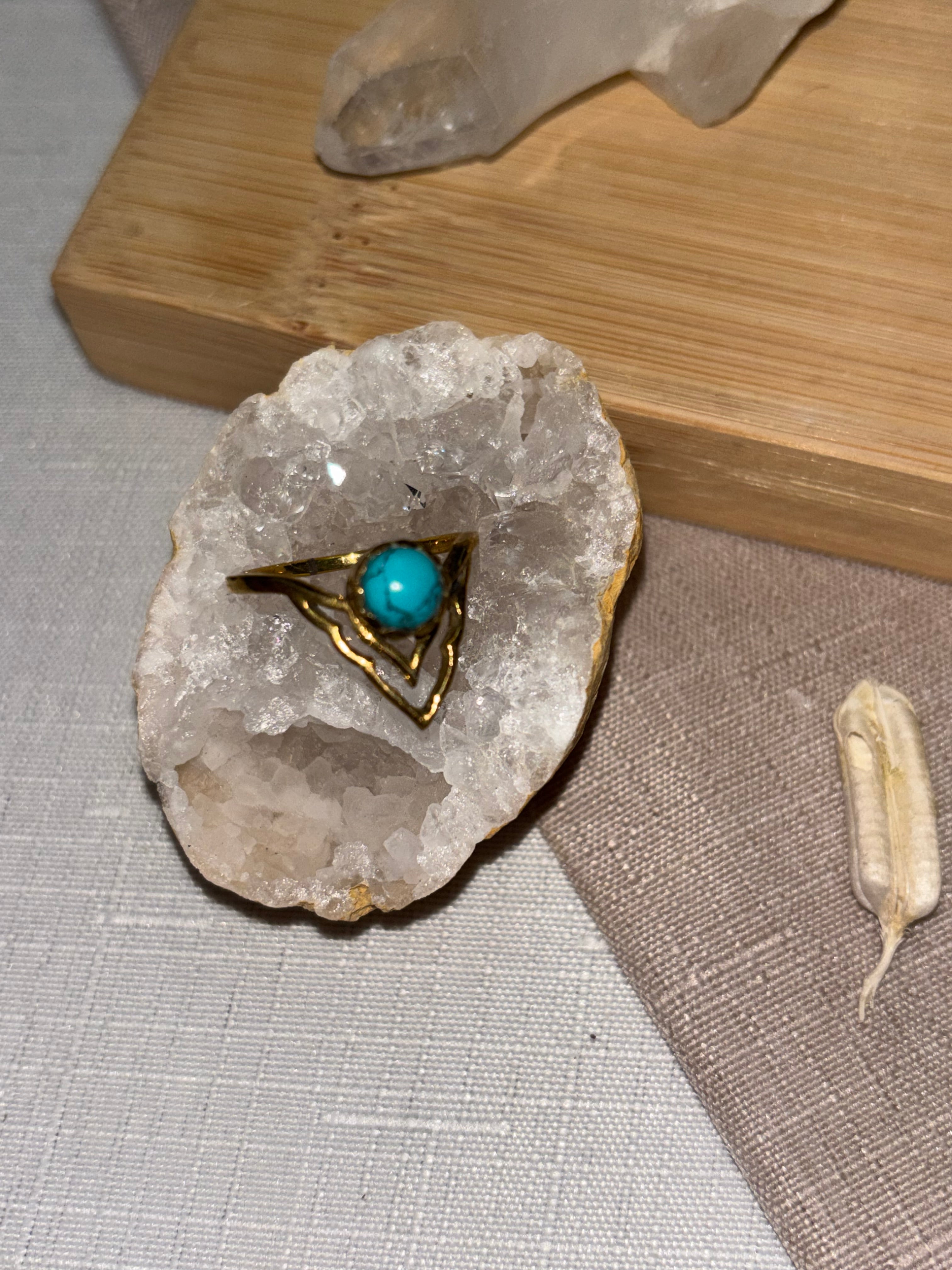 Bague en laiton avec pierre naturelle Howlite turquoise