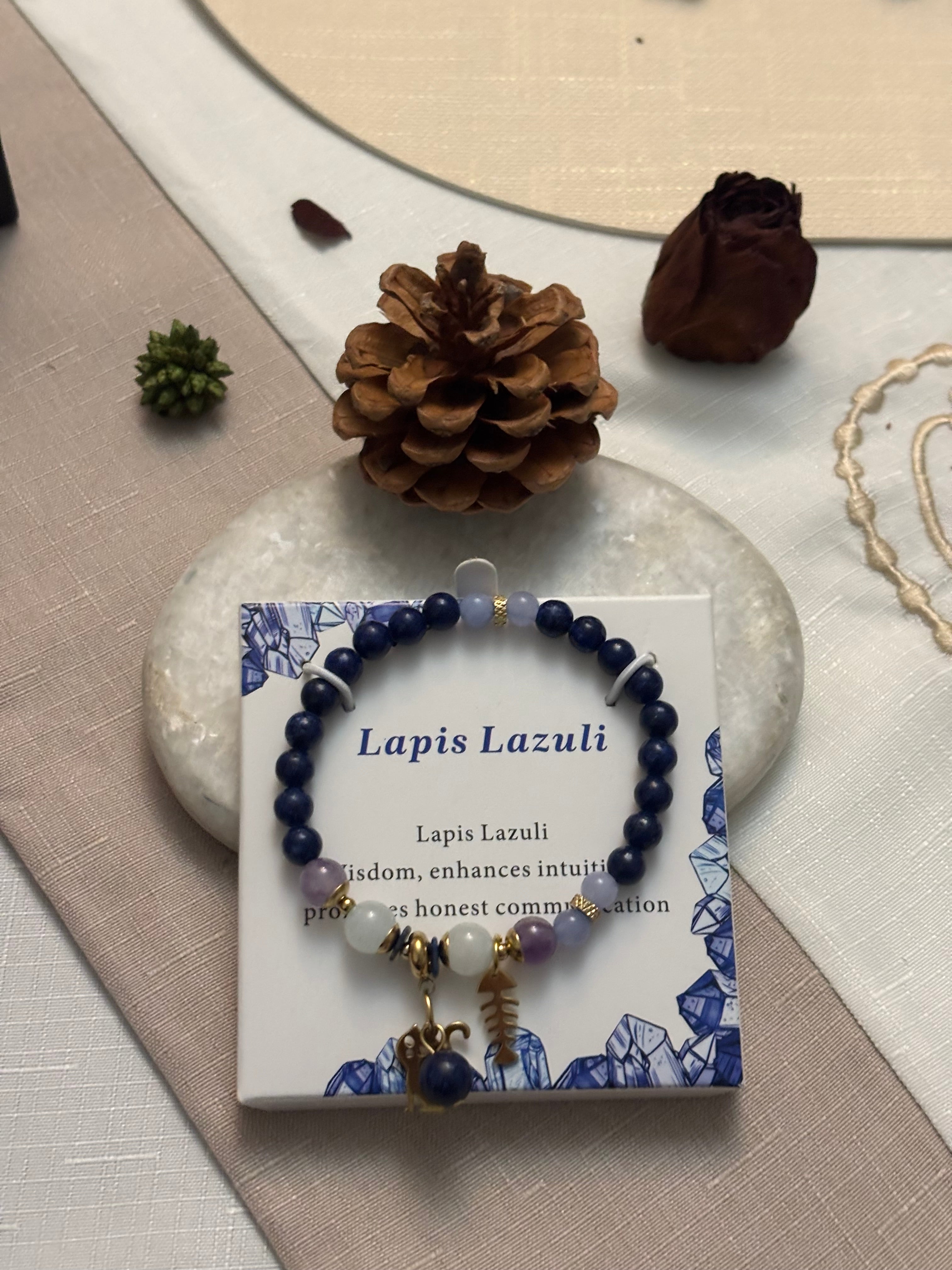 Bracelet en Pierre Lapis-Lazuli avec Charmes Dorés