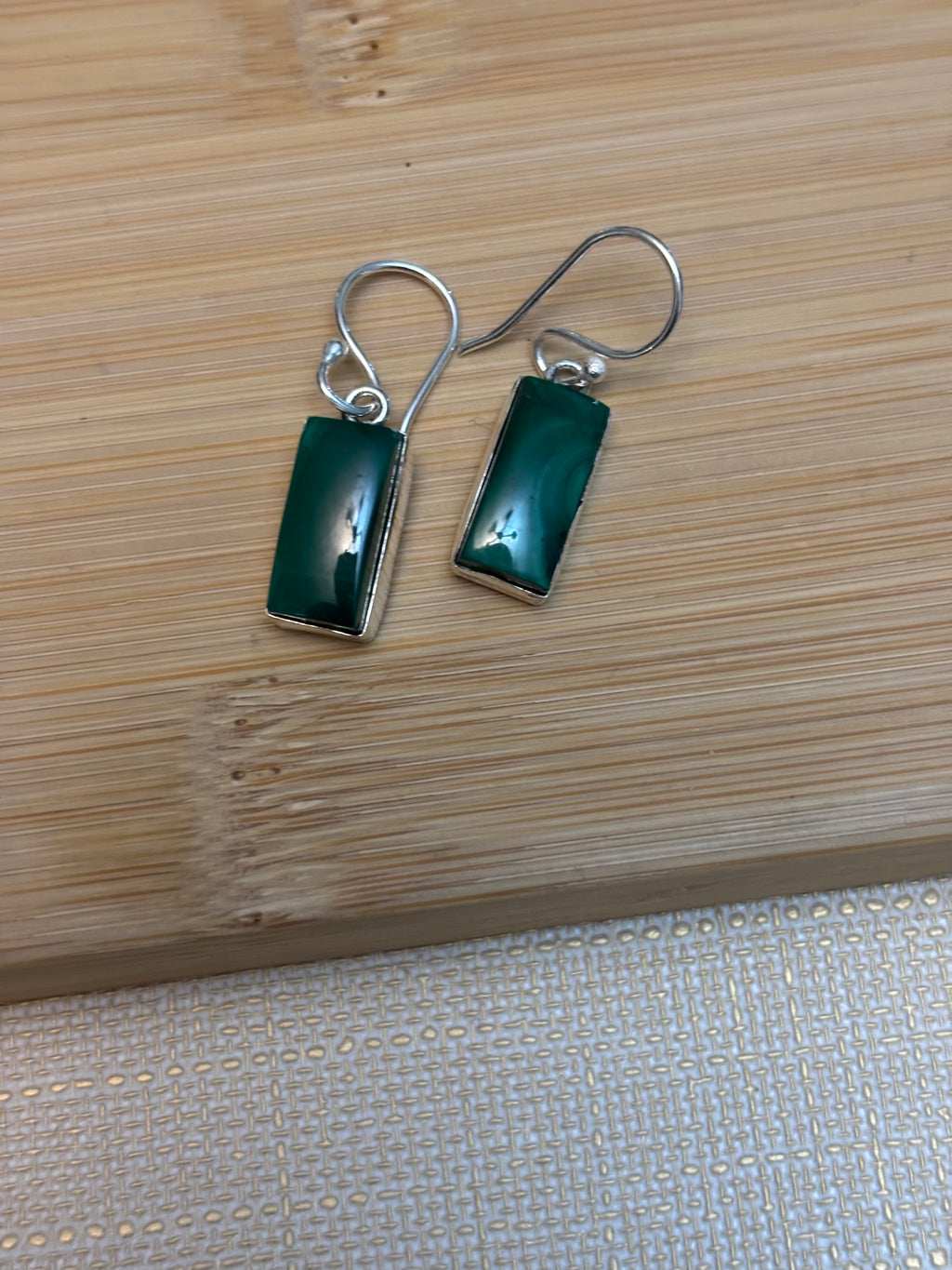 La malachite est une pierre de protection pour toi pour ton à maison et de guérison elle soigne les douleurs, la malachite est un aspirateur de douleur 
