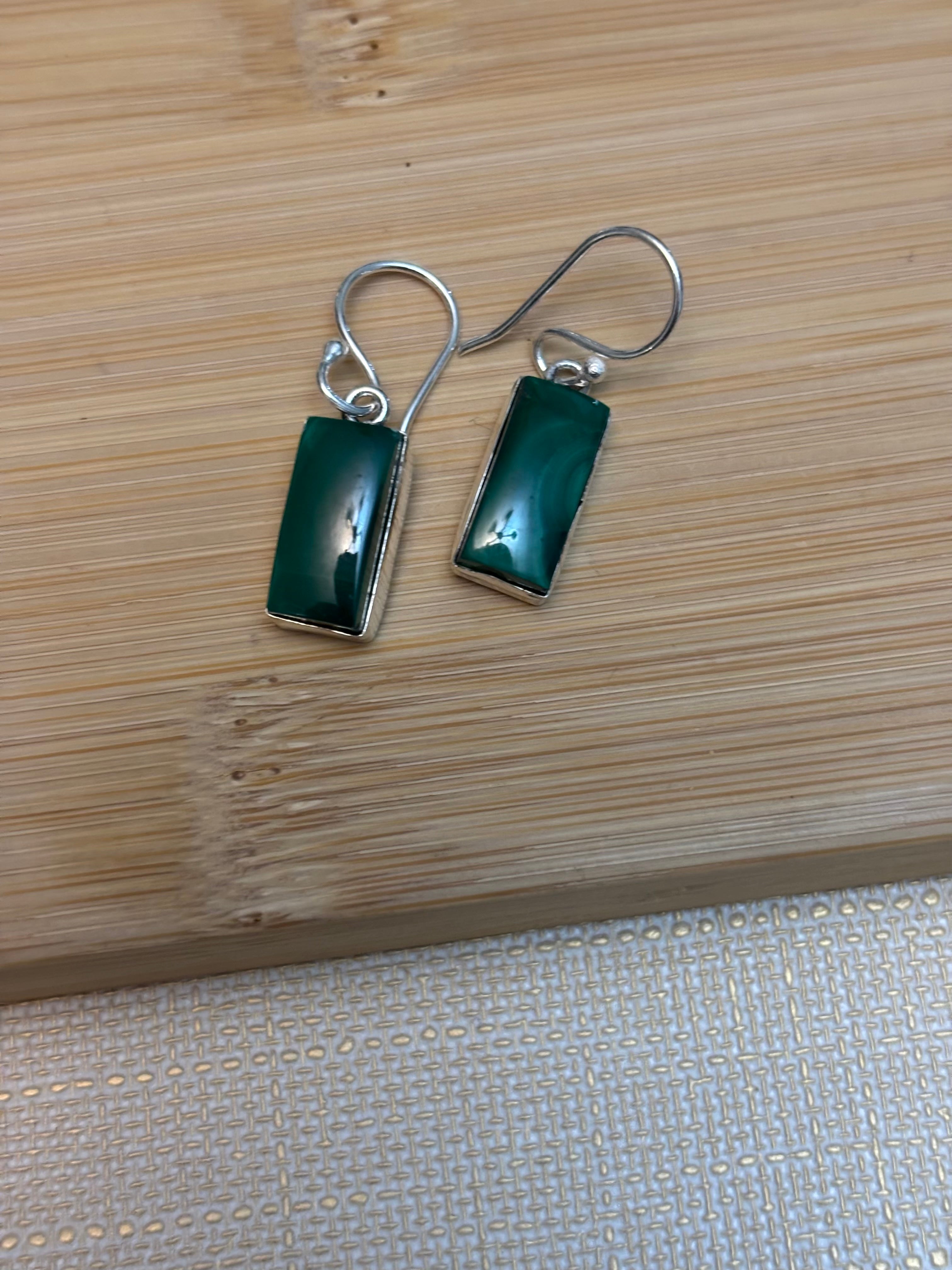 La malachite est une pierre de protection pour toi pour ton à maison et de guérison elle soigne les douleurs, la malachite est un aspirateur de douleur 
